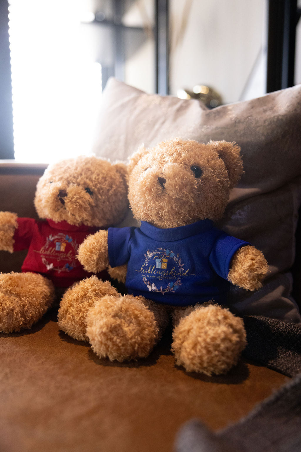 Lieblingskind-Teddybär mit königsblauem Shirt