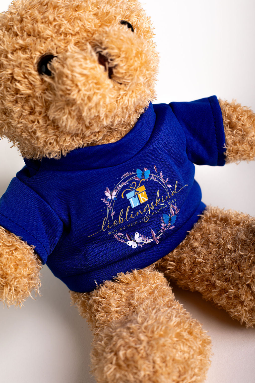 Lieblingskind-Teddybär mit königsblauem Shirt