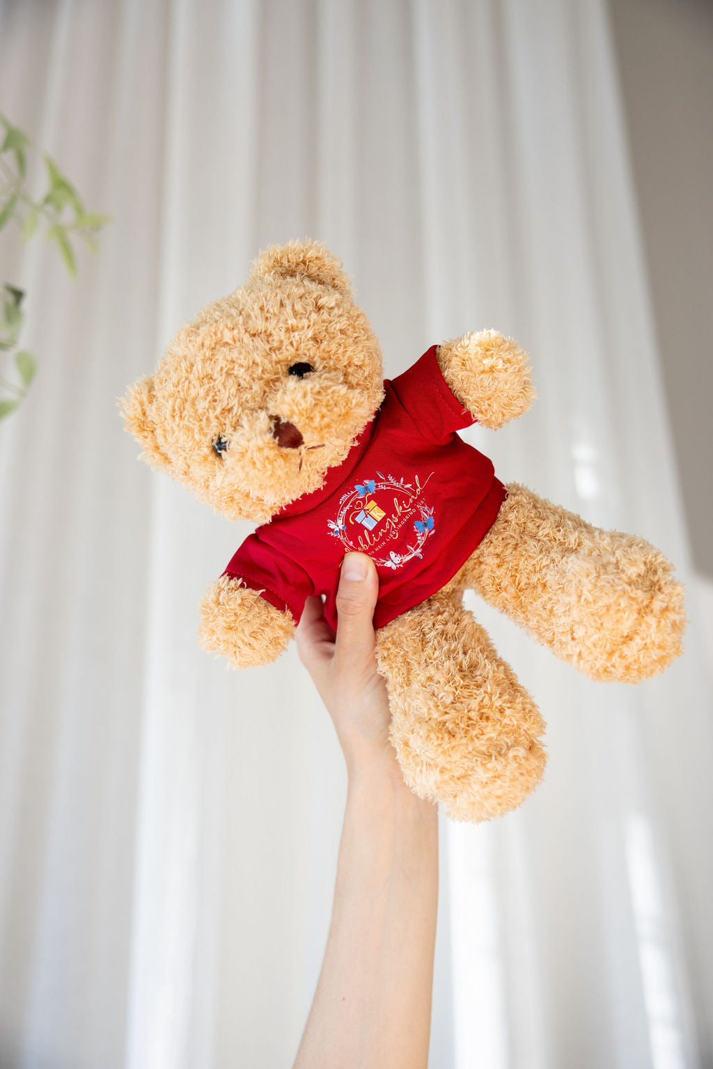 Lieblingskind-Teddybär mit rotem Shirt