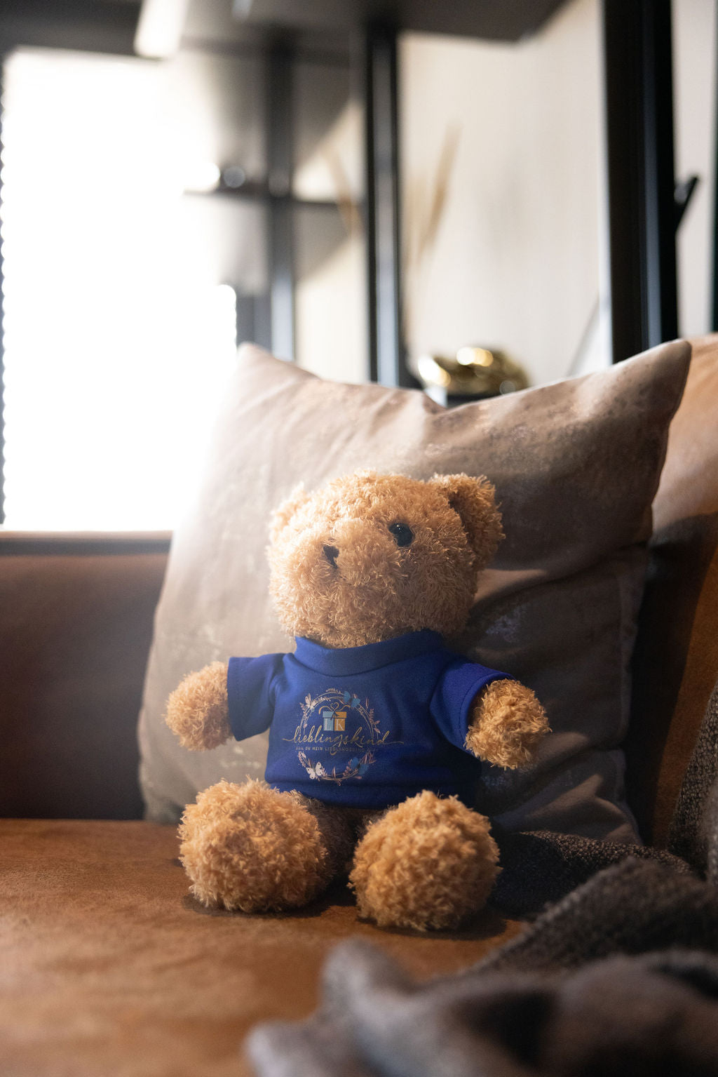 Lieblingskind-Teddybär mit königsblauem Shirt