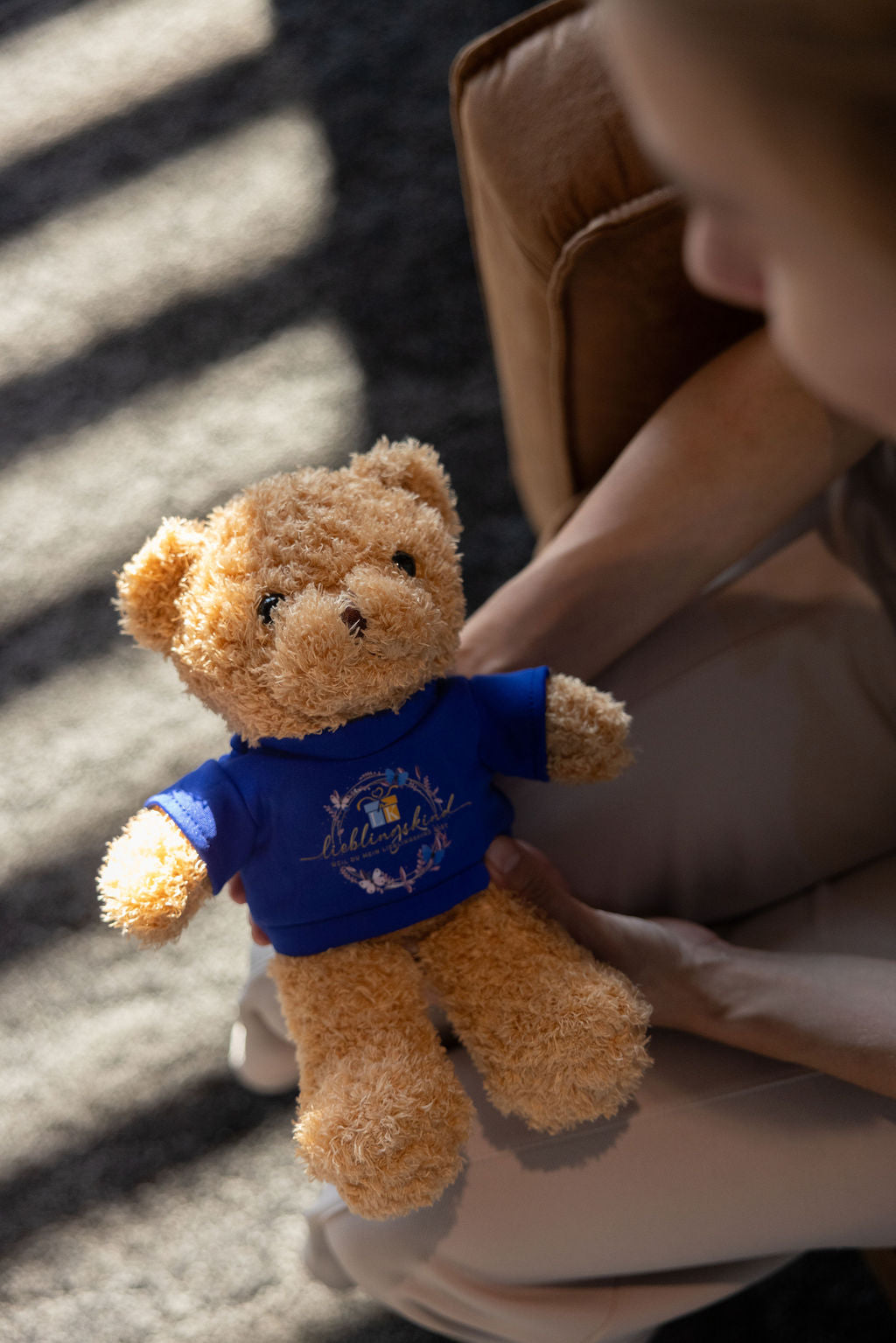 Lieblingskind-Teddybär mit königsblauem Shirt