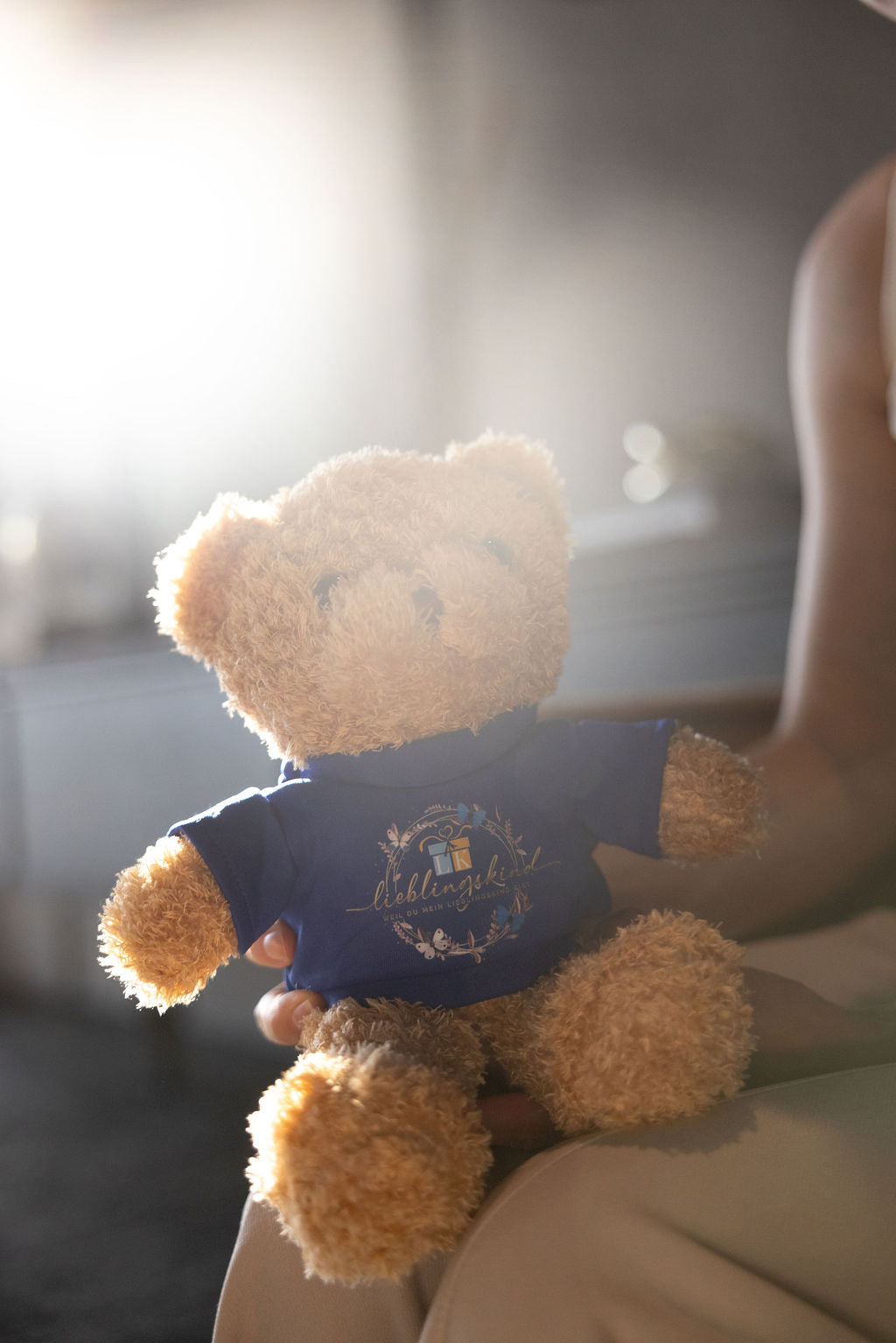 Lieblingskind-Teddybär mit königsblauem Shirt