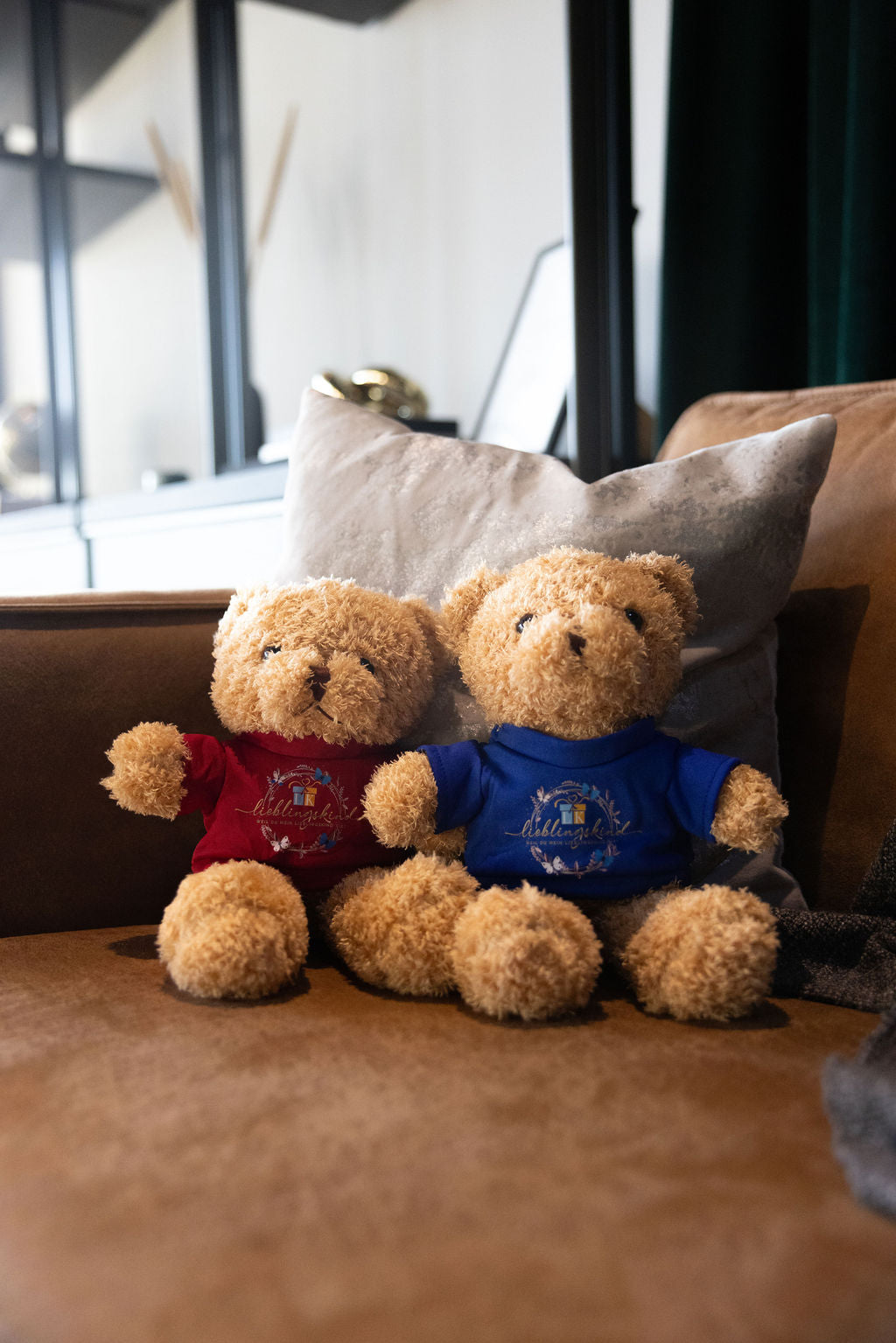 Lieblingskind-Teddybär mit königsblauem Shirt