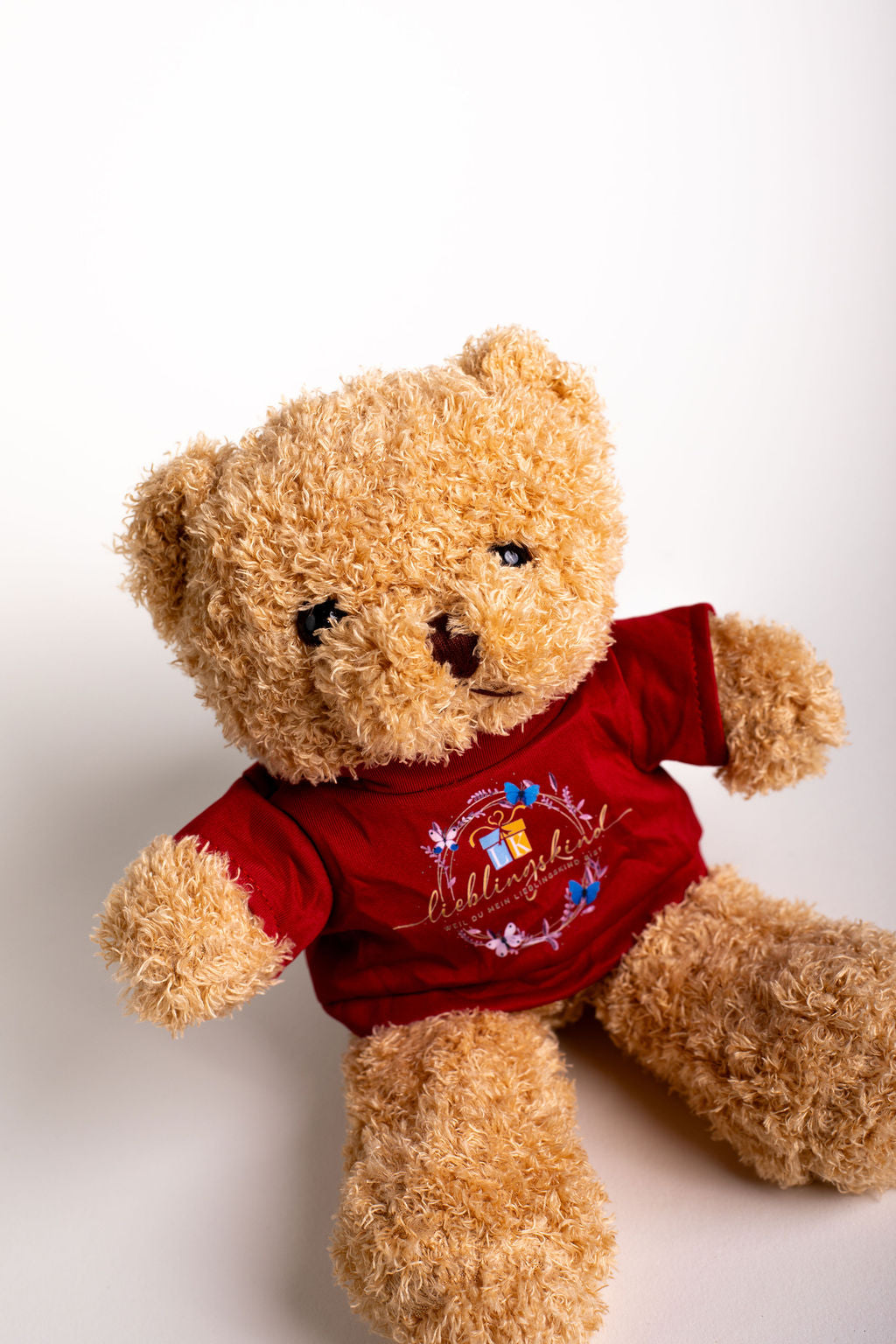 Lieblingskind-Teddybär mit rotem Shirt